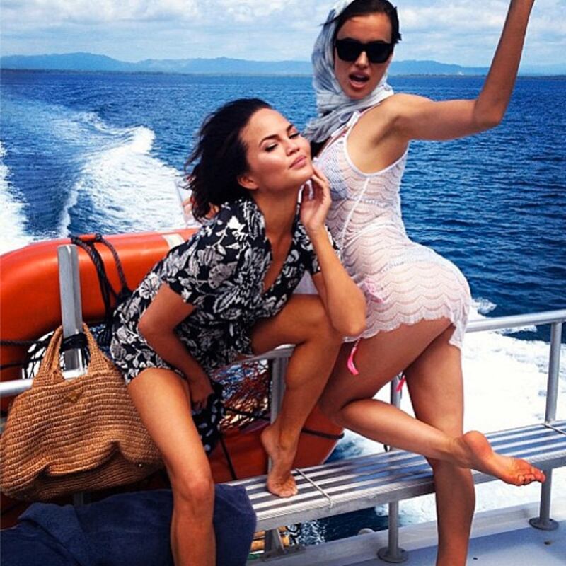 galleries/2013/08/25/dakota-fanning-nicole-richie-more-celebrities-on-boat-vacations-photos/celebs-instagram-boat-teigen_pfj61t