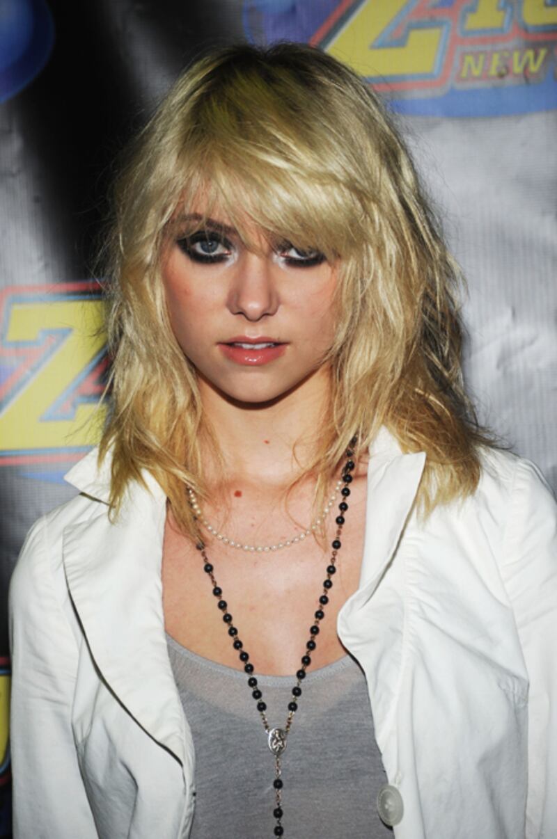 galleries/2012/07/30/too-young-for-makeup-kylie-jenner-willow-smith-more-photos/too-young-makeup-momsen_bt9uua