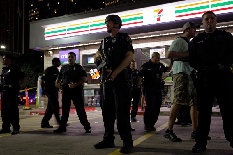 galleries/2016/07/08/scenes-from-the-dallas-black-lives-matter-protest-police-shootings-photos/160708-dallas-shooting6_sfdz7w