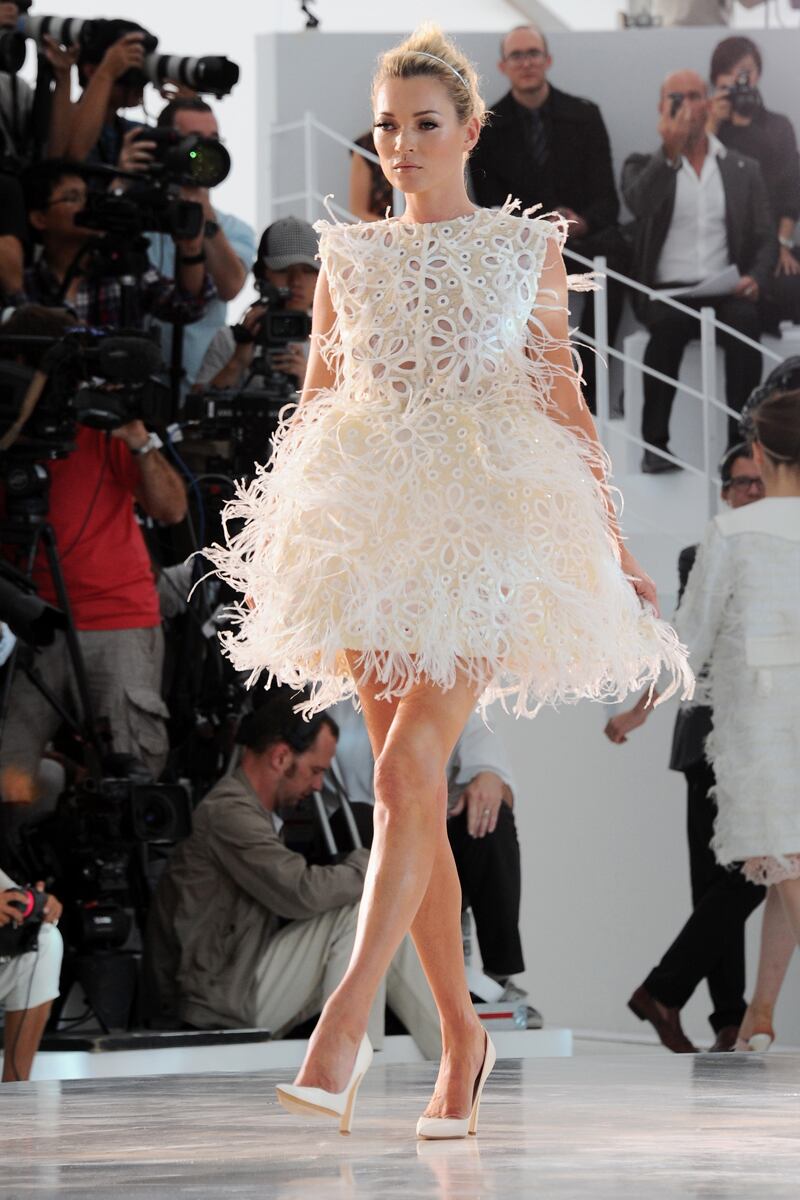 galleries/2011/09/30/paris-fashion-week-spring-summer-2012-photos/fashion-week-paris-gal-kate-moss_av2ejt