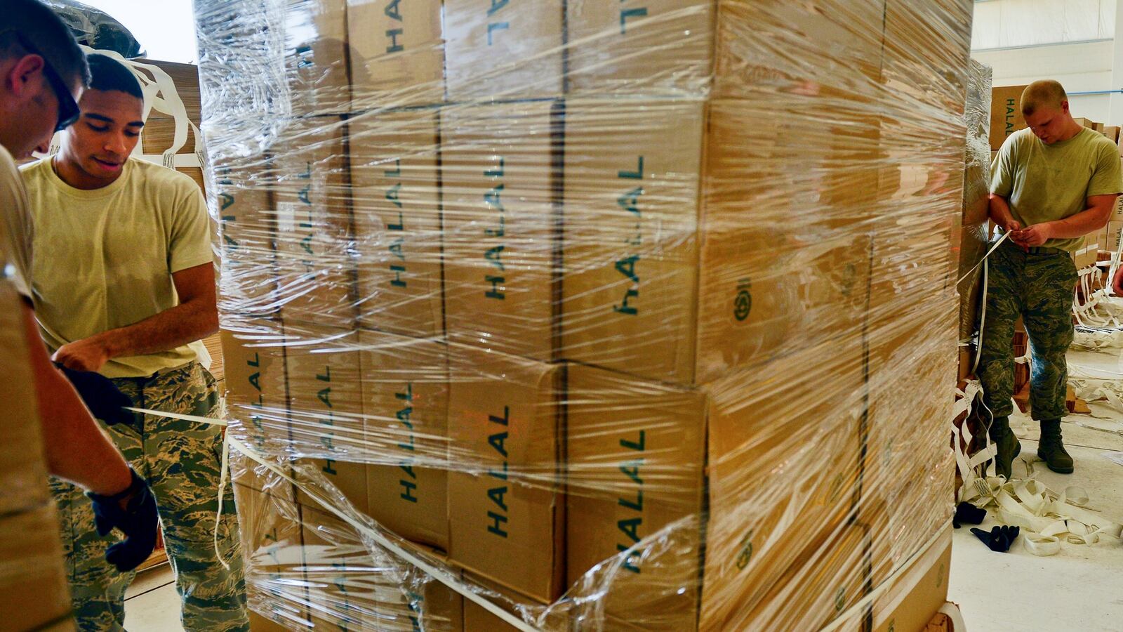 cheats/2014/08/09/u-s-continues-aid-airdrops-in-iraq0/140809-airdrop-cheat_se0x6n