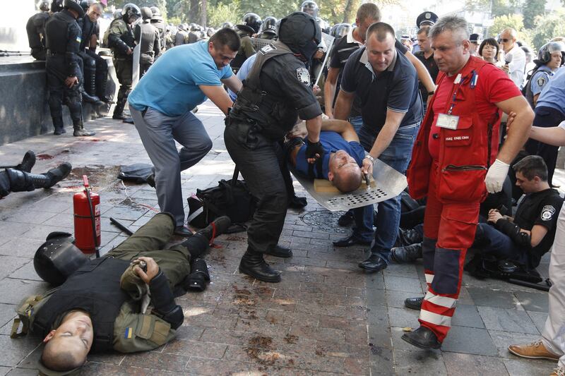 galleries/2015/08/31/protesters-clash-with-police-in-ukraine-photos/150831-ukraine-clashes7_wjj9u5