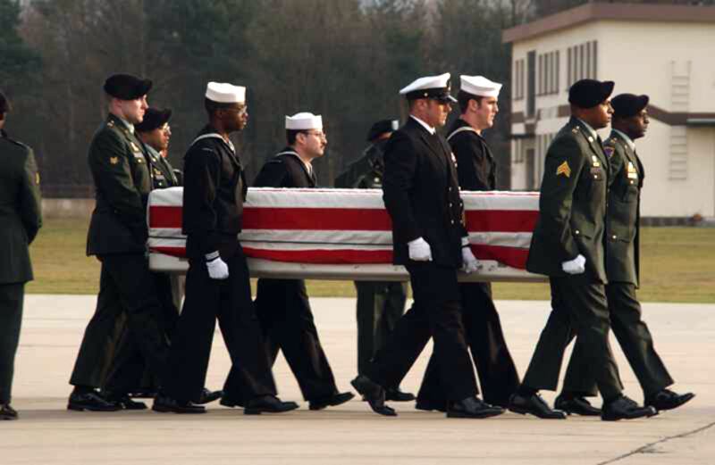 galleries/2009/04/05/return-of-fallen-soldiers/begleiter-coffins-06_rwvtek