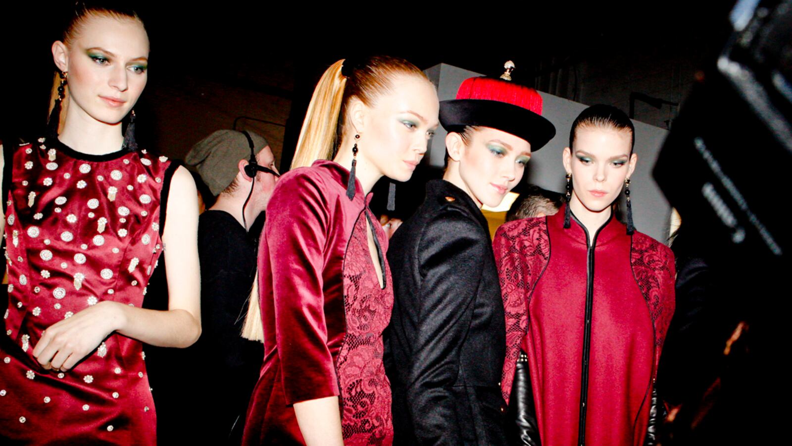 articles/2012/02/11/backstage-at-jason-wu-fall-2012-show-photos/jason-wu-backstage-slug_a2y4an