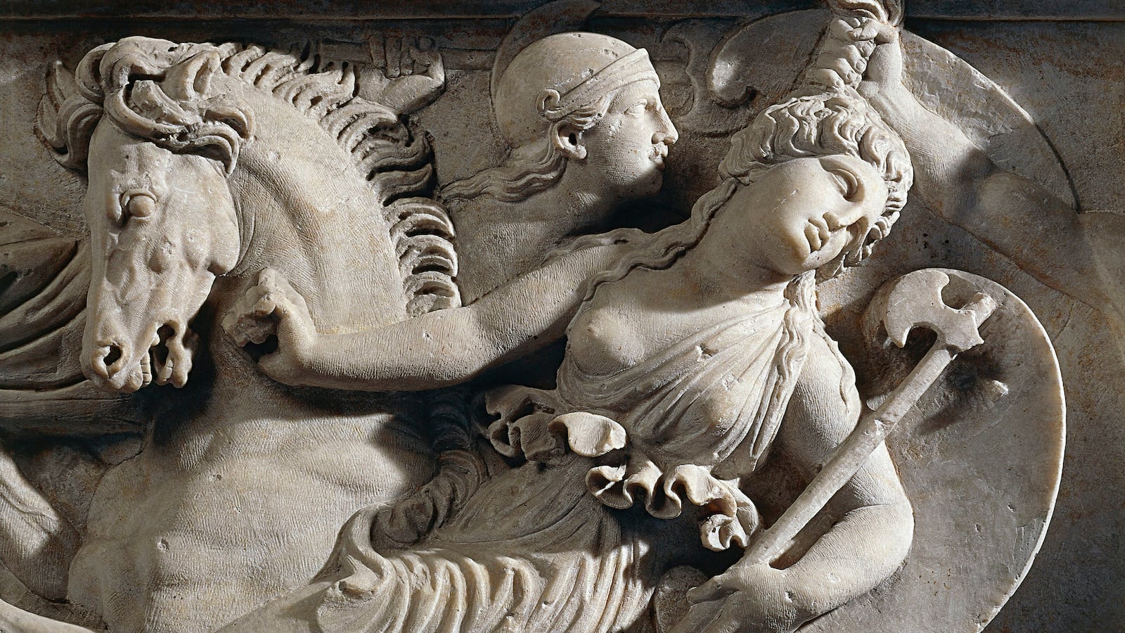 200103-moss-amazon-women-tease_rirsgw