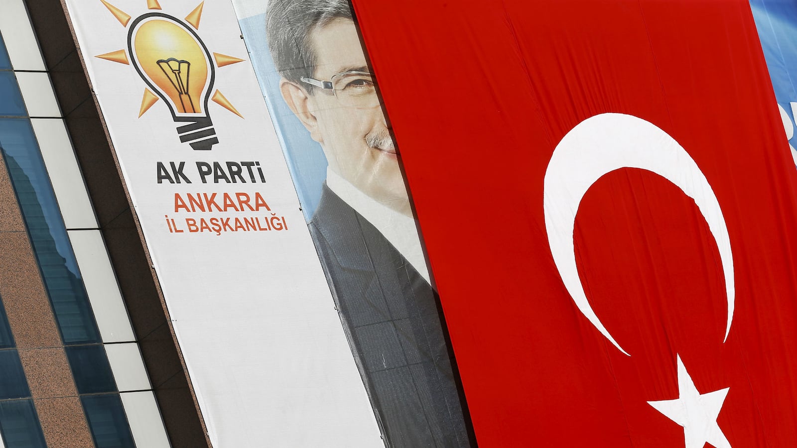 cheats/2015/11/01/turkey-s-ruling-party-regains-majority/151101-turkey-akp-election-cheat_hejtje