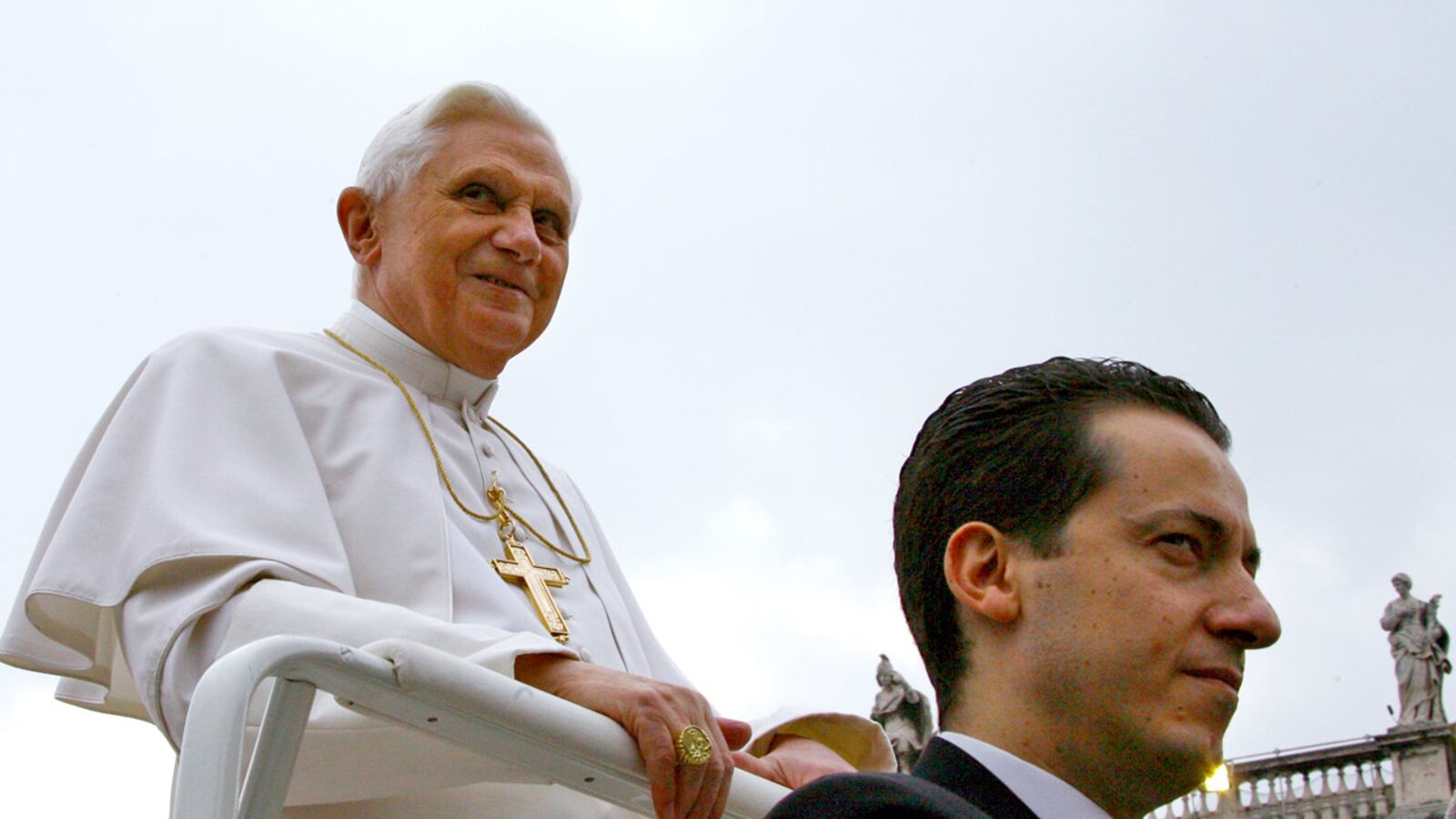 cheats/2012/12/22/pope-pardons-vatileaks-butler/vatileaks-preview-nadeau-tease_bslxfo