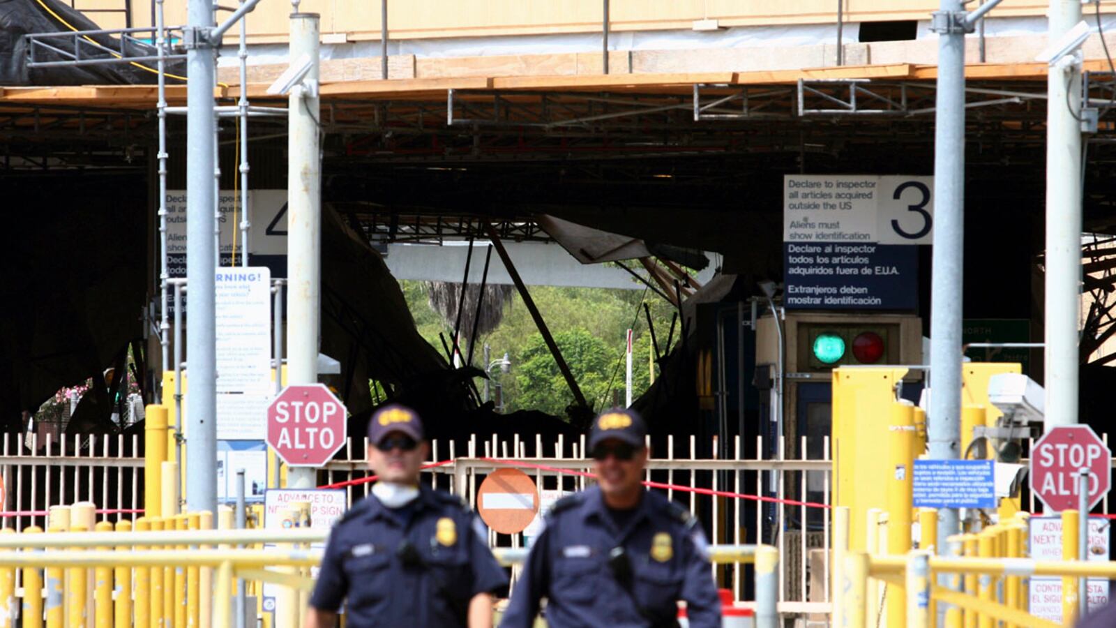 cheats/2011/09/14/bridge-collapses-on-border-crossing/border-collapse-mexico-cs_xey87p