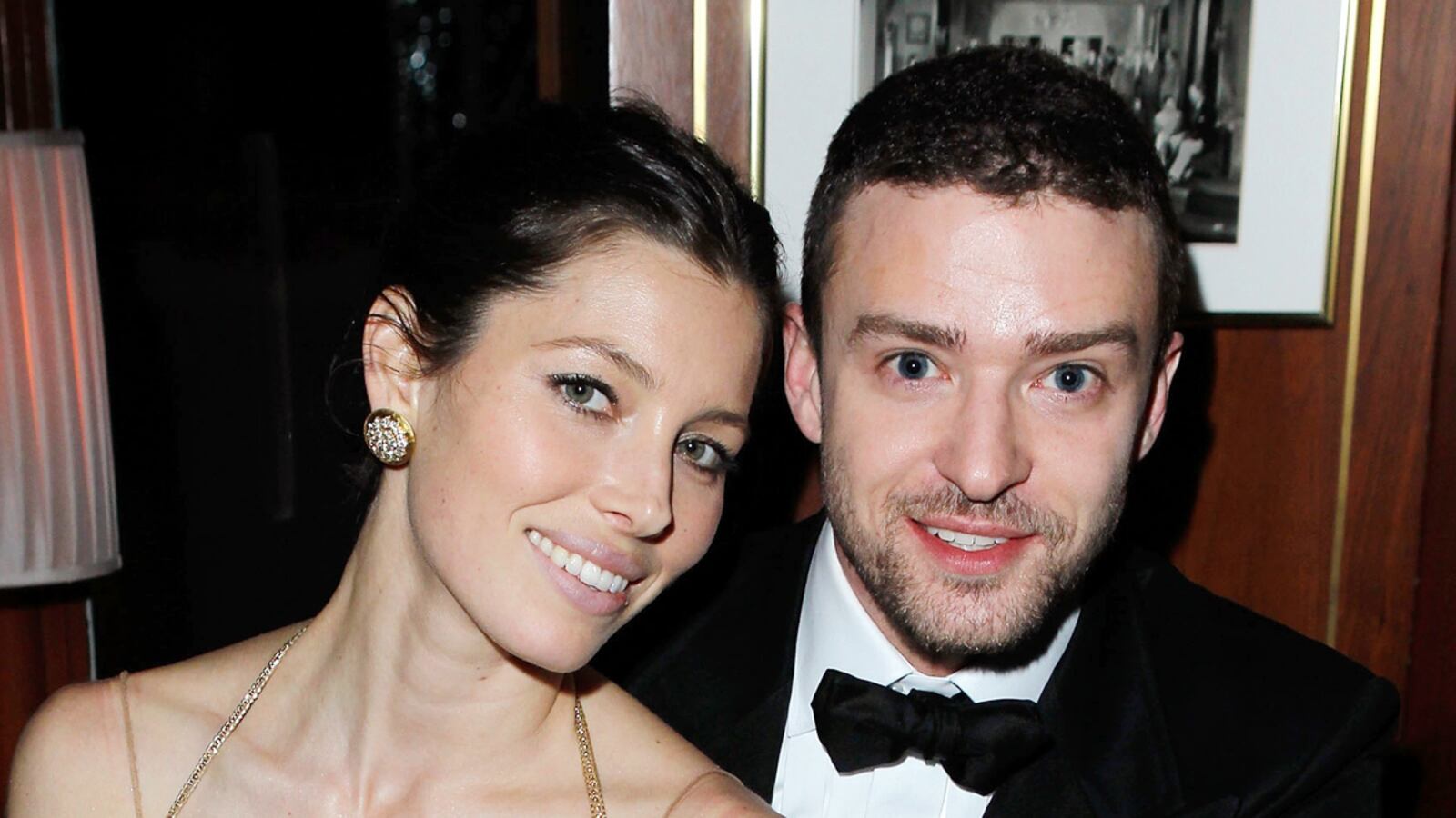 cheats/2012/10/19/timberlake-biel-tie-the-knot/jessica-biel-justin-timberlake-engaged-cs_iclwwe