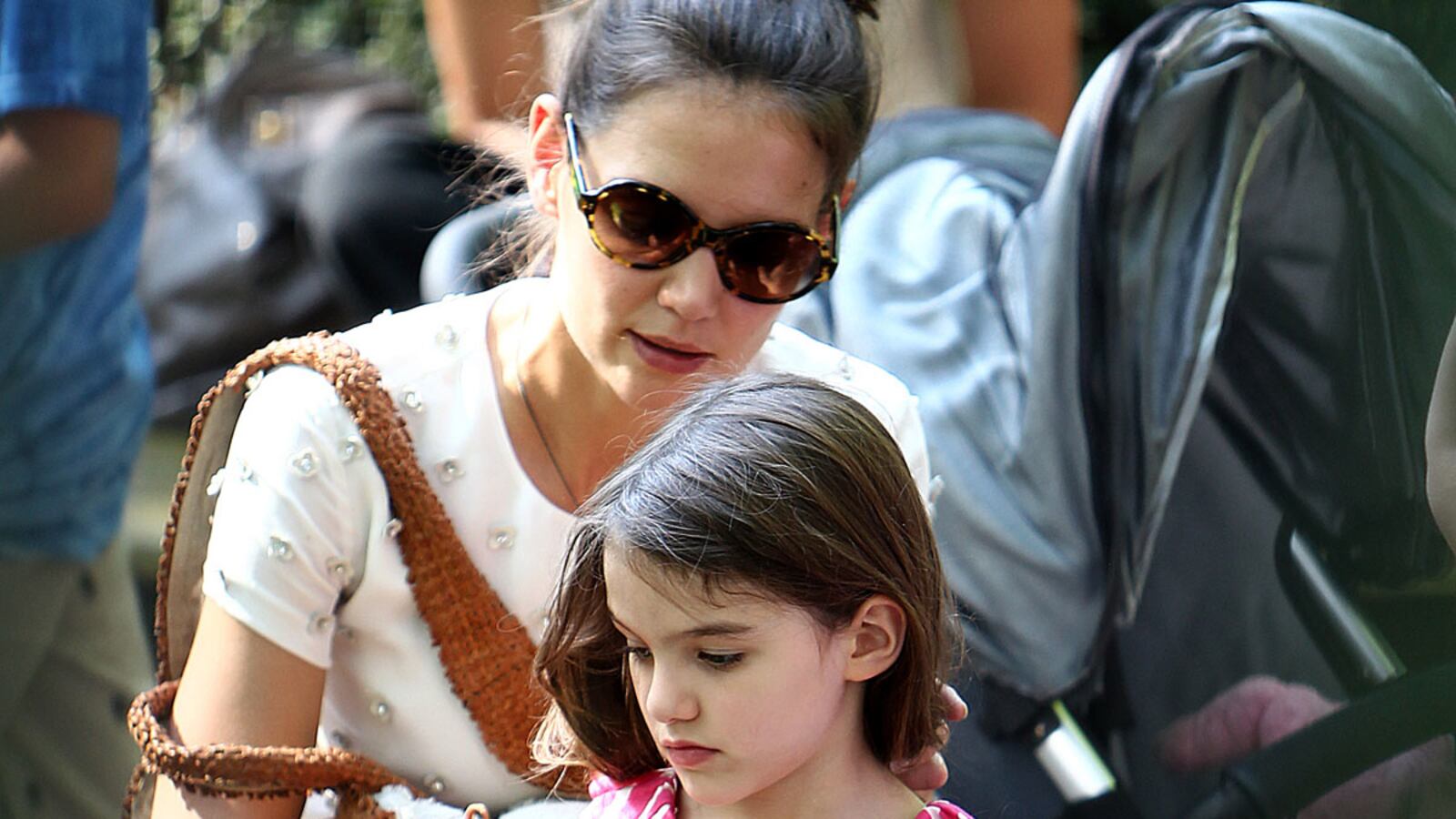 cheats/2012/07/17/suri-to-attend-catholic-school-in-nyc/suri-cruise-catholic-school-cheat_ioiiuw