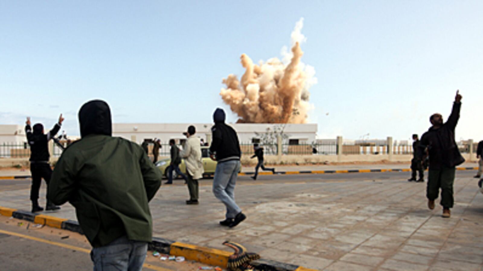 articles/2011/03/08/libya-no-fly-zone-obama-and-the-west-stalls/dickey-libya-fighting_164929_si41lk