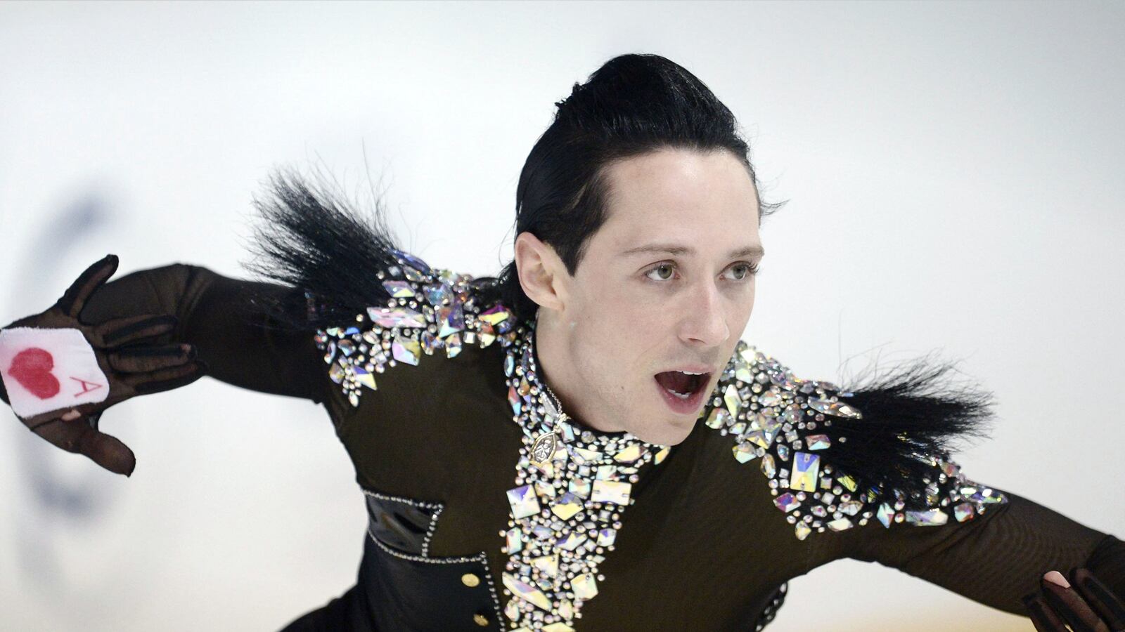 articles/2014/02/25/johnny-weir-and-tara-lipinski-take-on-the-oscars-head-designers-leave-helmut-lang/130917-johnny-weir-olympics-registration-cheat_qa0gs6