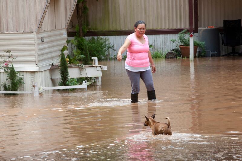 galleries/2016/04/18/houston-s-flood-emergency-photos/160601-texas-flooding-03_nztocv