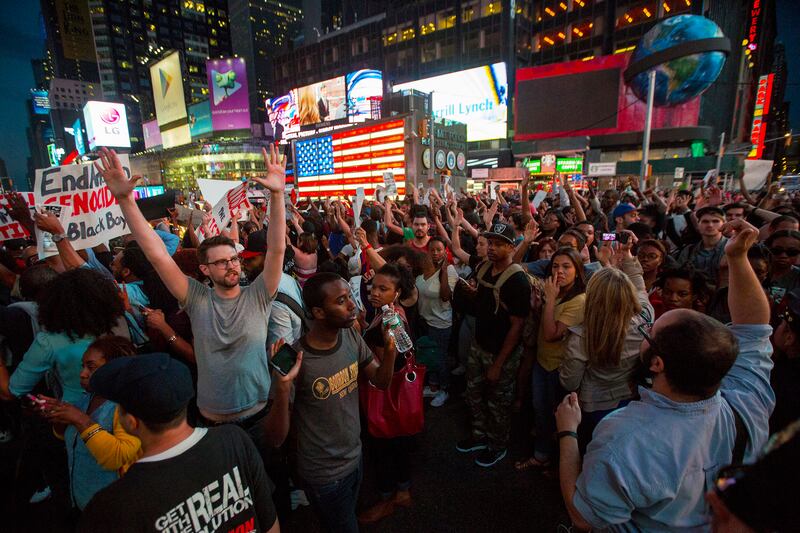 galleries/2014/08/16/beyondferguson-nationwide-protests-demand-justice-for-michael-brown-photos/140815-michael-brown-protests-14_lov28i