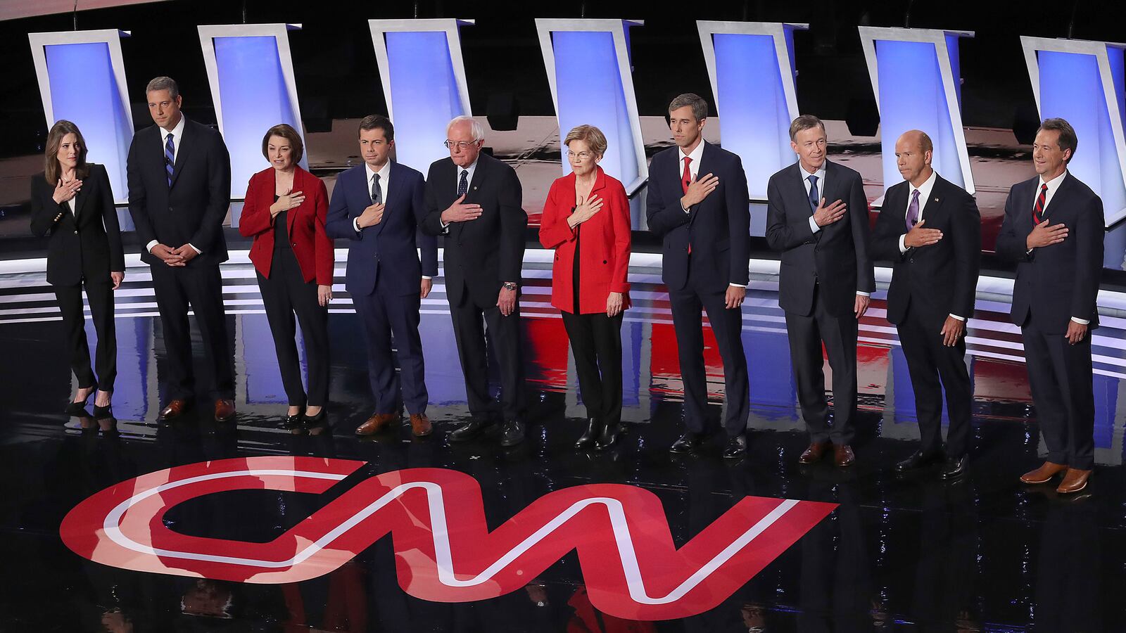 190803-2020ers-bear-hug-obama-hero_zknwcs