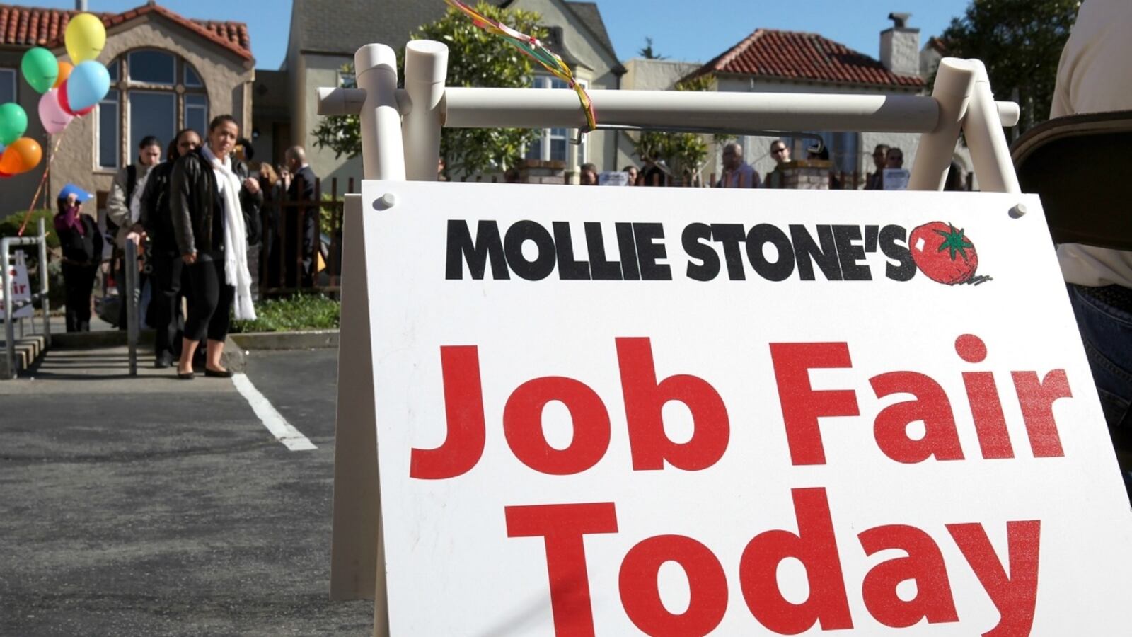 cheats/2012/05/02/hiring-slows-in-april/job-fair_izma4p