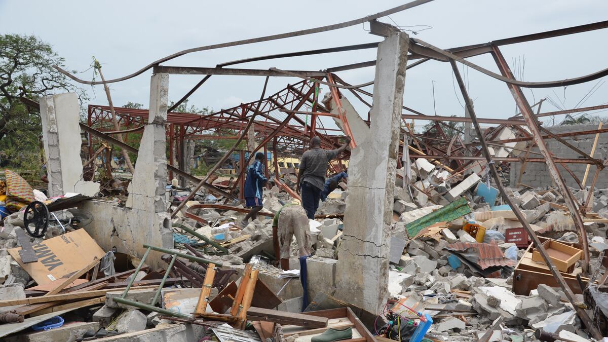 cheats/2012/03/06/fire-may-hit-second-congo-arms-depot/congo-arms-depot-explosion-fire-spreading-cheat_yu7co4