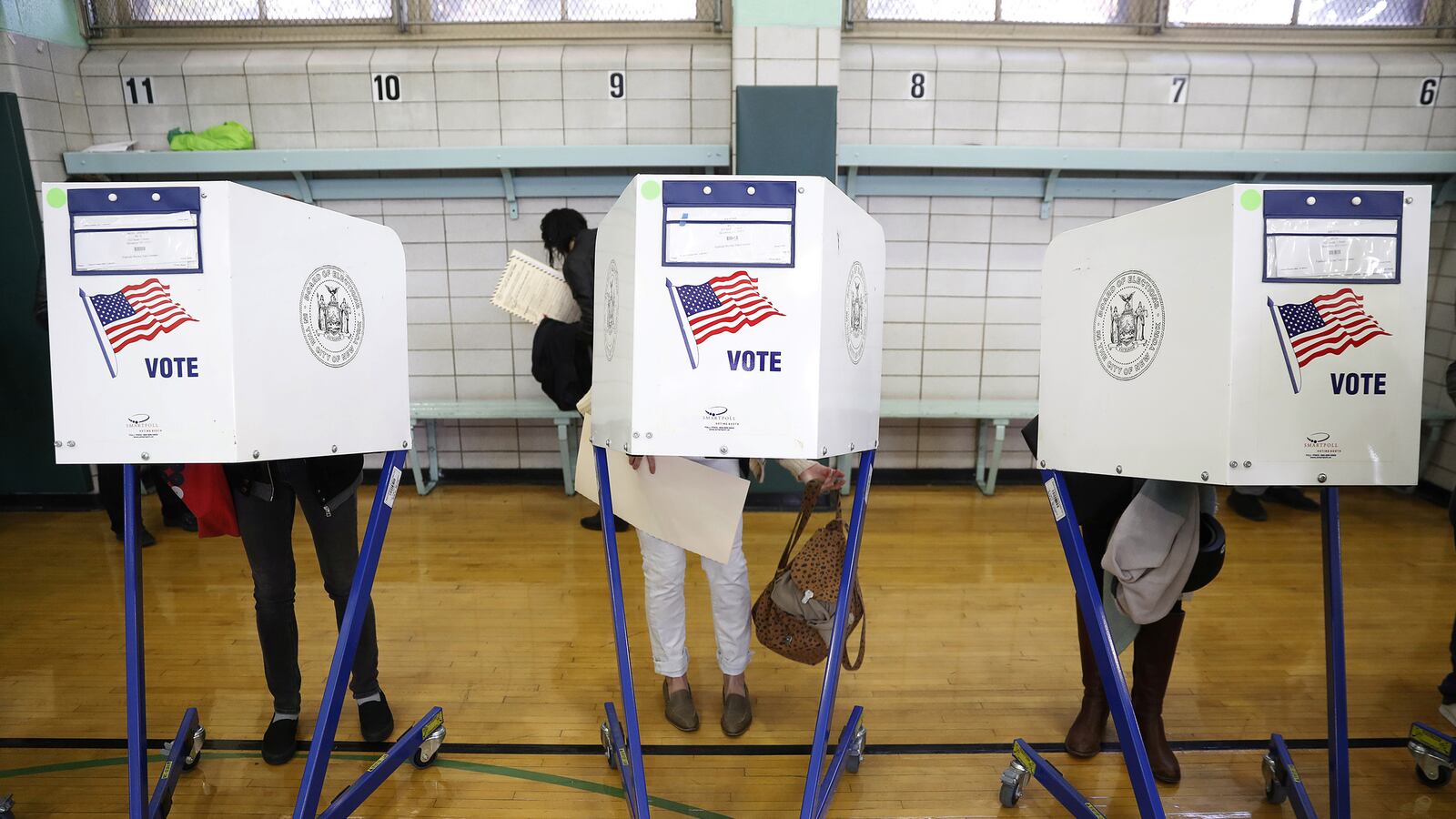 articles/2016/11/08/how-america-is-voting-right-now-on-election-day/161108-slattery-voting-tease_po9ubr