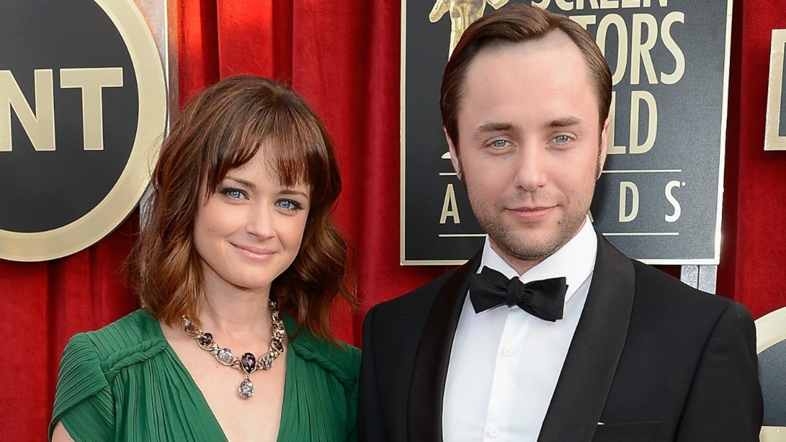 cheats/2013/03/20/mad-men-co-stars-engaged/kartheiser-bledel-engaged-cheat_e889rd