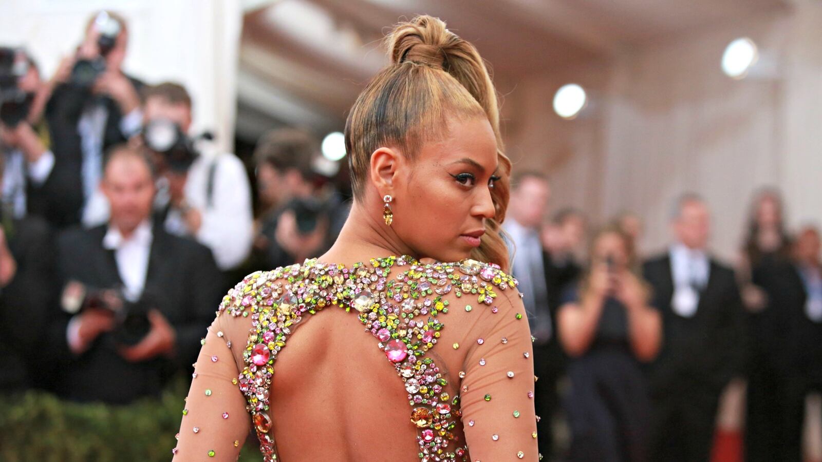 cheats/2016/10/11/beyonc-fans-torch-trump-surrogate-betsy-mccaughey/161011-beyonce-mccaughey-cheat_t73qlq