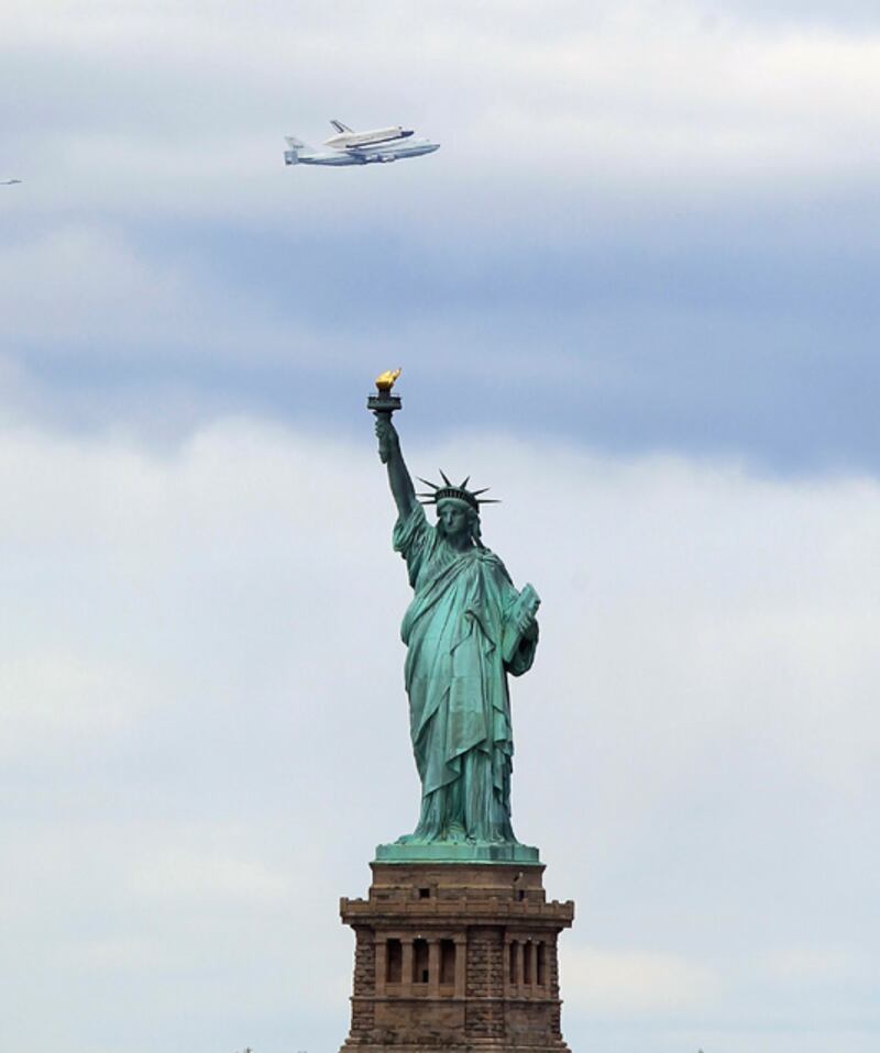 galleries/2012/04/27/shuttle-enterprise-flies-over-new-york-photos/space-shuttle-intrepid-2_lx4f8f
