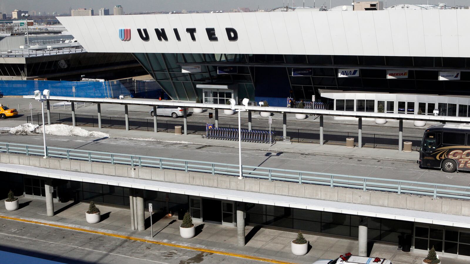 cheats/2016/03/24/united-pilot-accused-of-running-brothels/160324-unitedairlines-cheat_xcmnsu