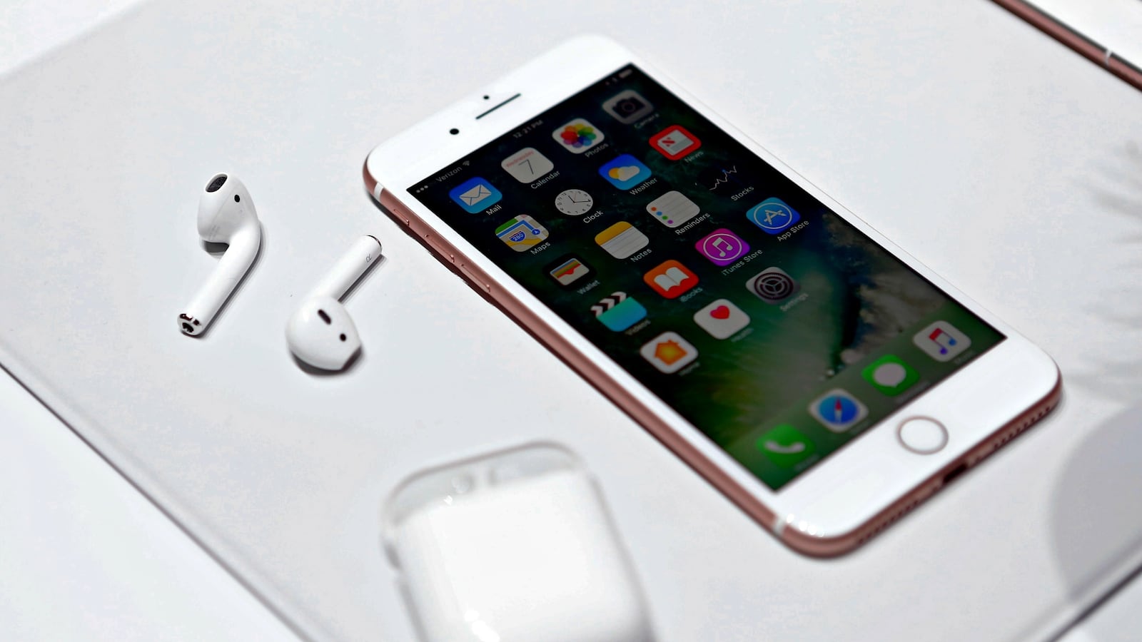 cheats/2016/09/07/apple-calls-it-courage-to-remove-headphone-jack-for-iphone-7/160907-apple-airpods-cheat_ieqk5p