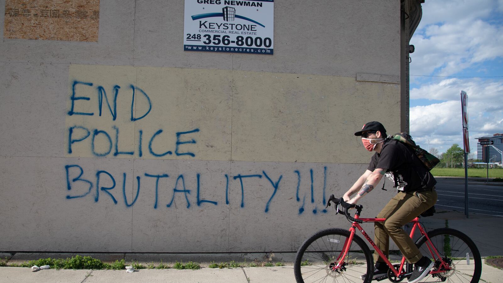 2020-05-30T232923Z_1722565750_RC2BZG9Y868L_RTRMADP_3_MINNEAPOLIS-POLICE-PROTESTS-DETROIT_gk5q6o