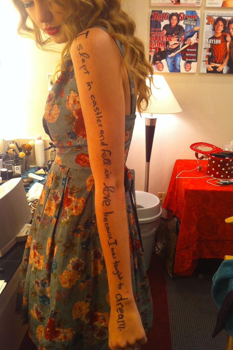 galleries/2011/06/19/best-celebrity-twitter-pictures/taylor-swift-week-in-twit-pics-0619_tyvmds