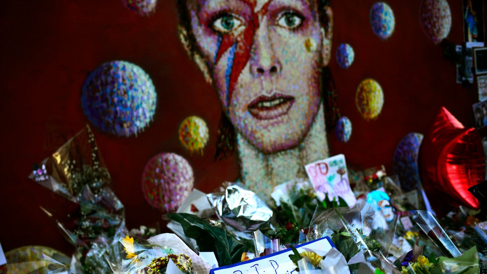 cheats/2016/01/17/bowie-s-last-album-debuts-at-no-1/160117-bowie-cheat_aeqwnb