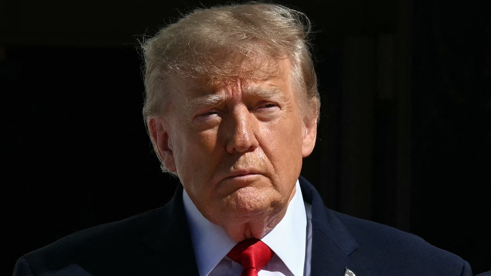 President Donald Trump and First Lady Melania Trump look on before welcoming China's President Xi Jinping and his wife Peng Liyuan for tea at the White House, in Washington, DC, on September 25, 2026.