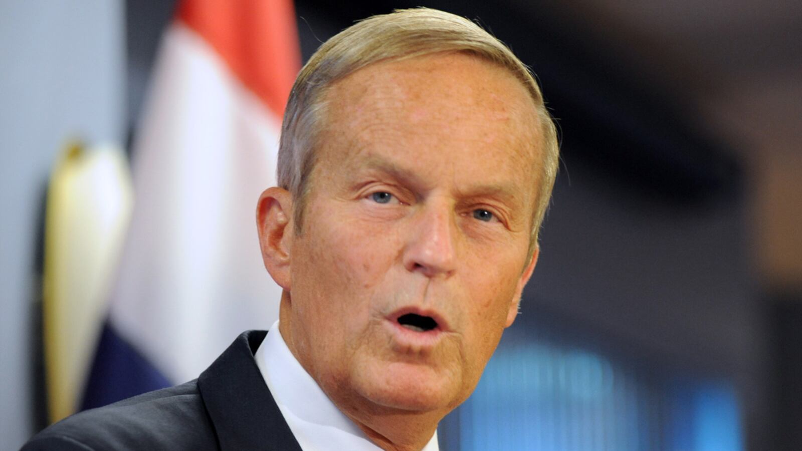 cheats/2012/09/27/akin-mccaskill-not-ladylike/todd-akin-staying-in-race-cheat_egg6at