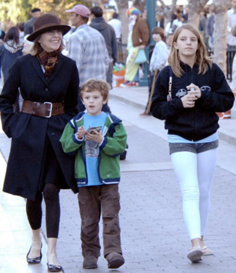 galleries/2009/03/31/celebrity-adoptions/celebrity-adoptions---diane-keaton_jcvmcs