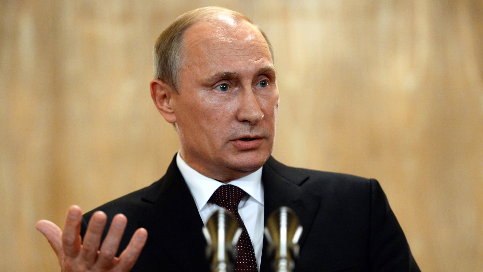 articles/2014/11/14/putin-is-lying-on-ukraine-and-the-west-can-t-stop-him/141114-dettmer-putin-west-tease_ewkcht