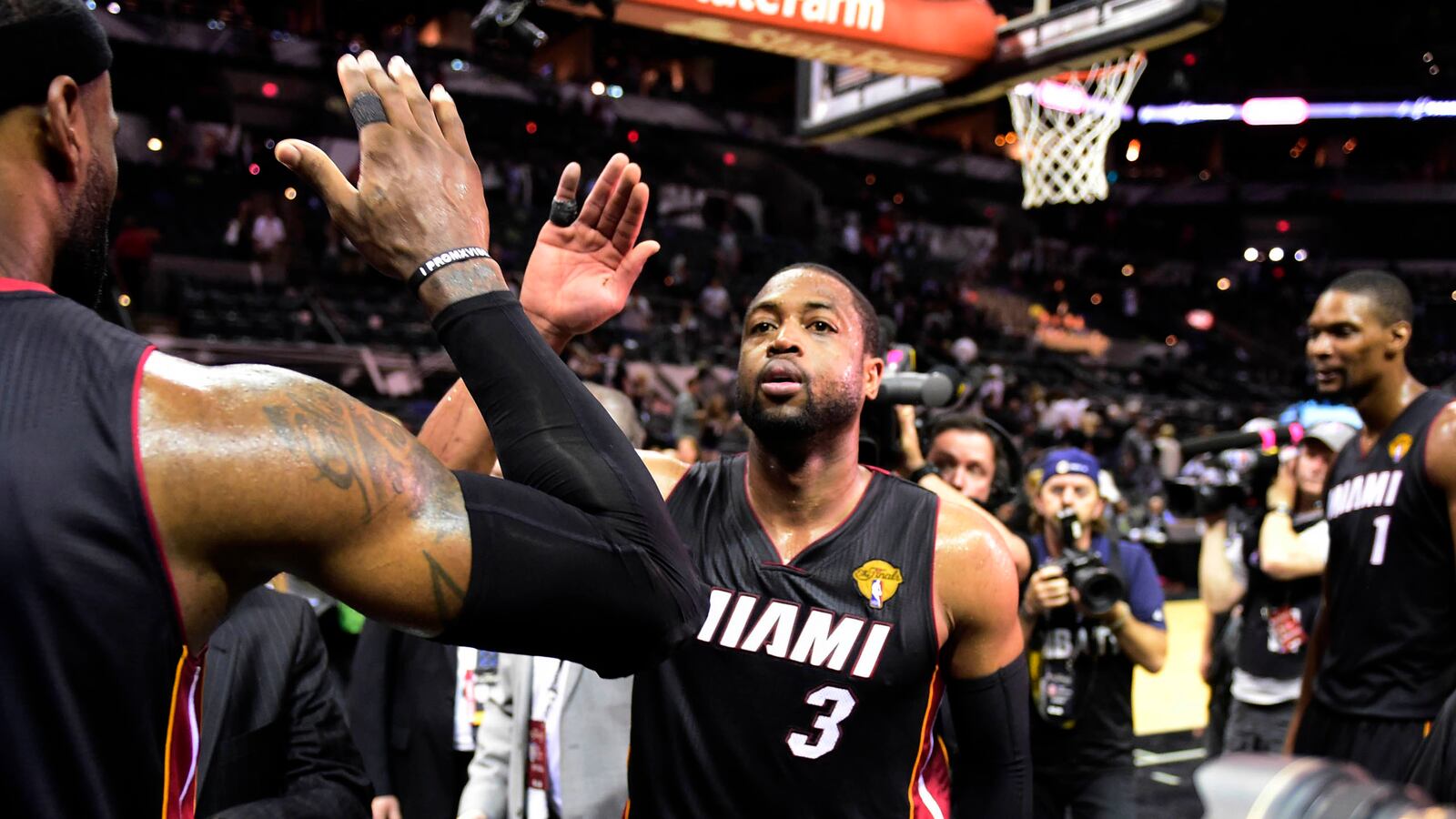 cheats/2014/07/15/dwyane-wade-re-signs-with-miami-heat/140617-dwyane-wade-cheat_ybykaz