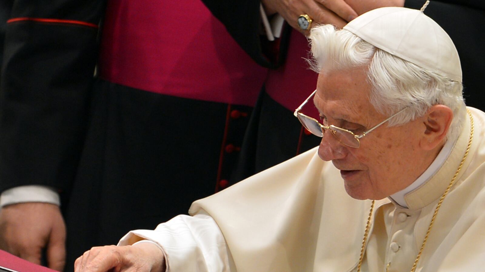 cheats/2012/12/12/pope-sends-first-tweet/pope-tweets-first-tweet-cheat_bqqe4n