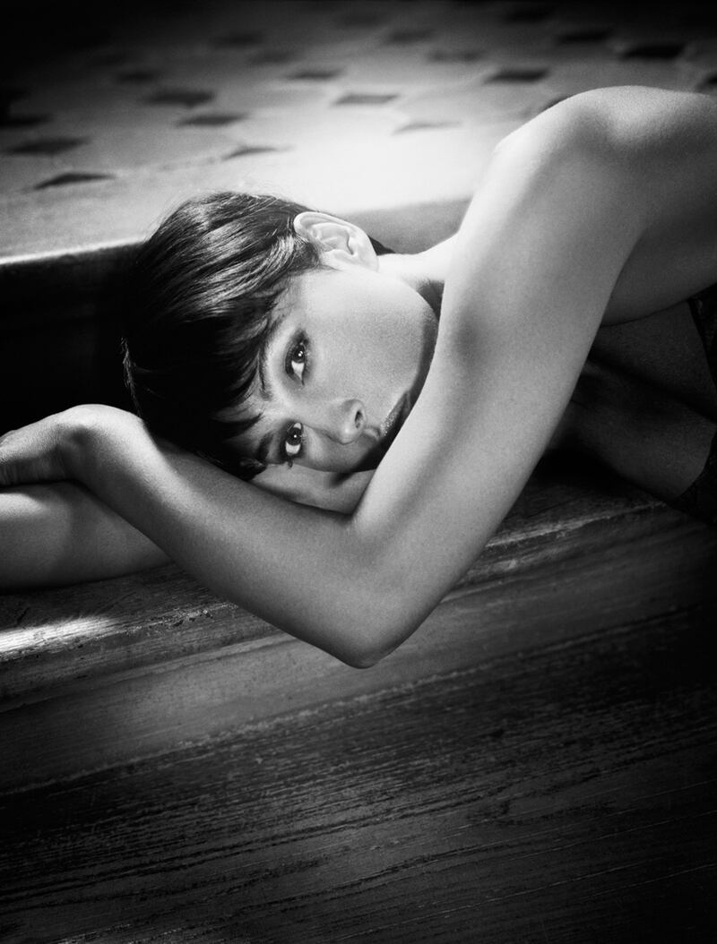 galleries/2014/10/12/new-hollywood-classic-glamour-vincent-peters-s-celebrity-portraits/141009-vincent-peters-2_jifjiw