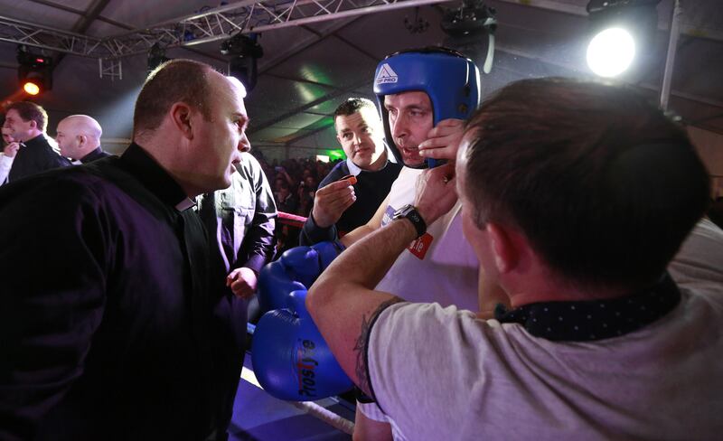 galleries/2015/04/05/pray-father-pepper-doesn-t-punch-you-out/150318-boxing-priest-08_qpcdel