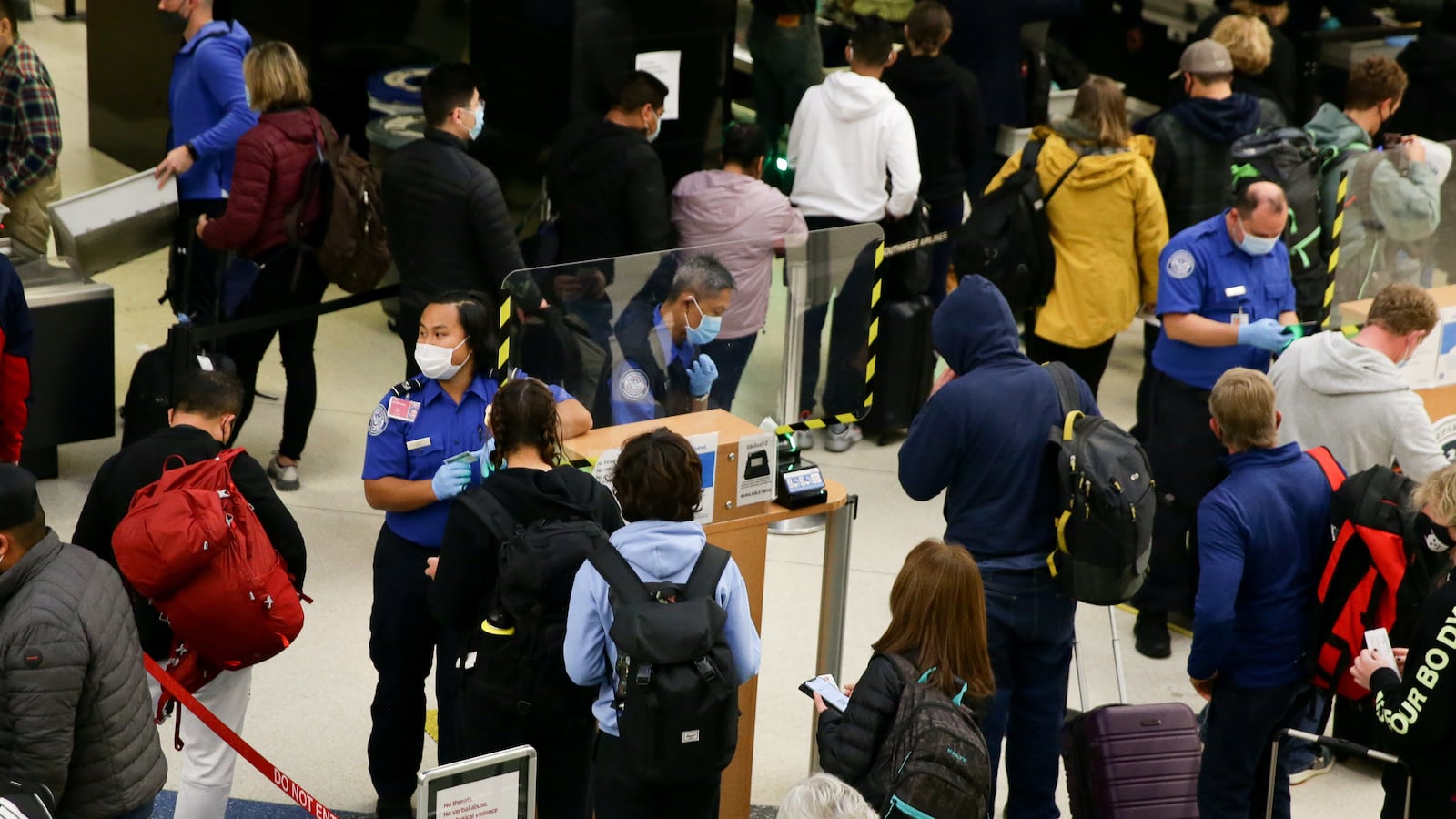 2021-11-24T181919Z_1208216533_RC2V0R99O63F_RTRMADP_3_USA-THANKSGIVING-TRAVEL_f1gfgk