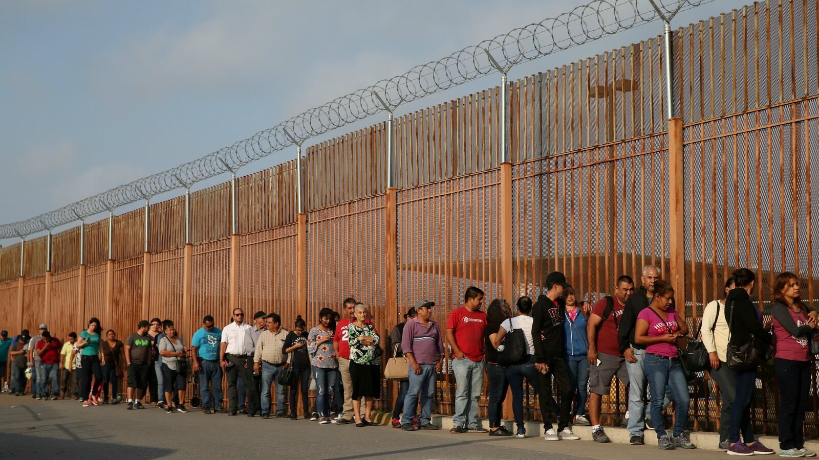 180421-dhs-border-separation-policies-cheat_gxrdrh