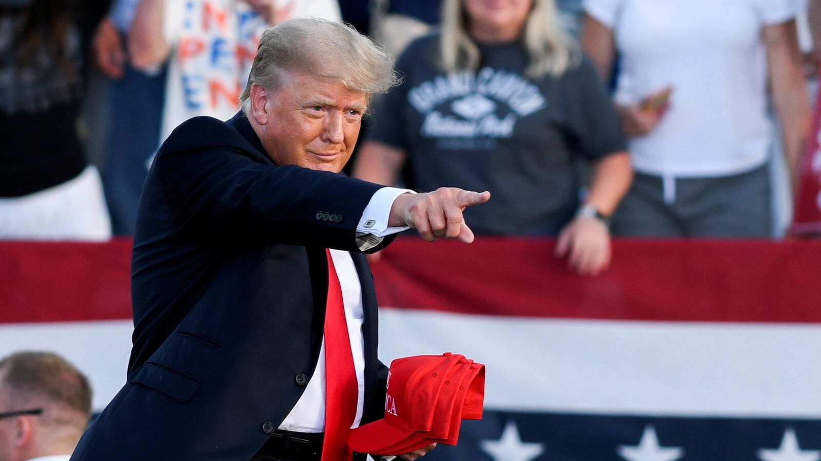 2021-10-21T200833Z_1528802104_RC2KEQ9KZ9O1_RTRMADP_3_USA-TRUMP-SOCIALMEDIA-HEDGEFUNDS_dzvwlj