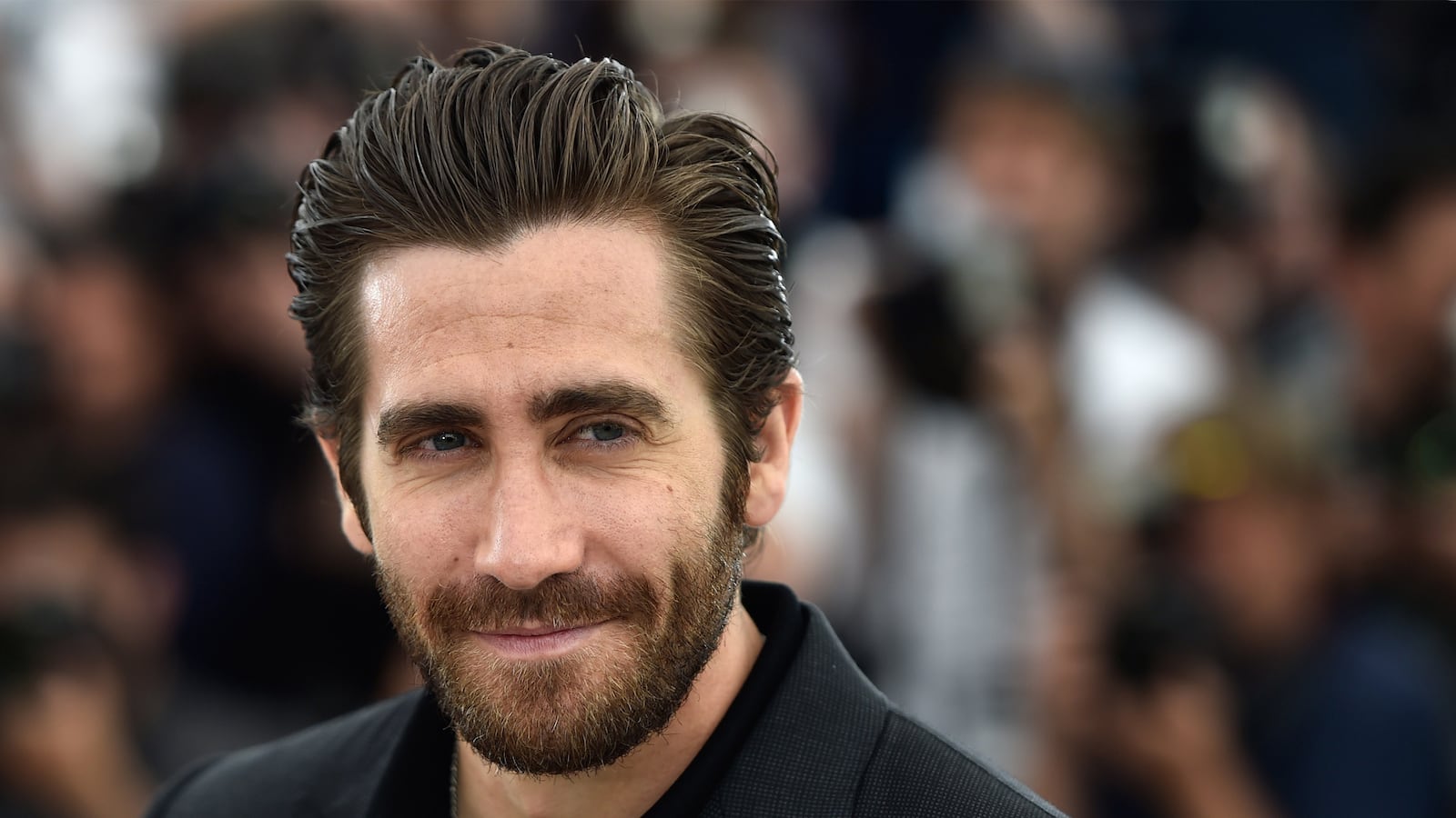 articles/2016/03/28/jake-gyllenhaal-on-his-batman-flirtation-and-affinity-for-outsiders-normal-is-perverse/160327-stern-gyllenhaal-tease_bo8y30