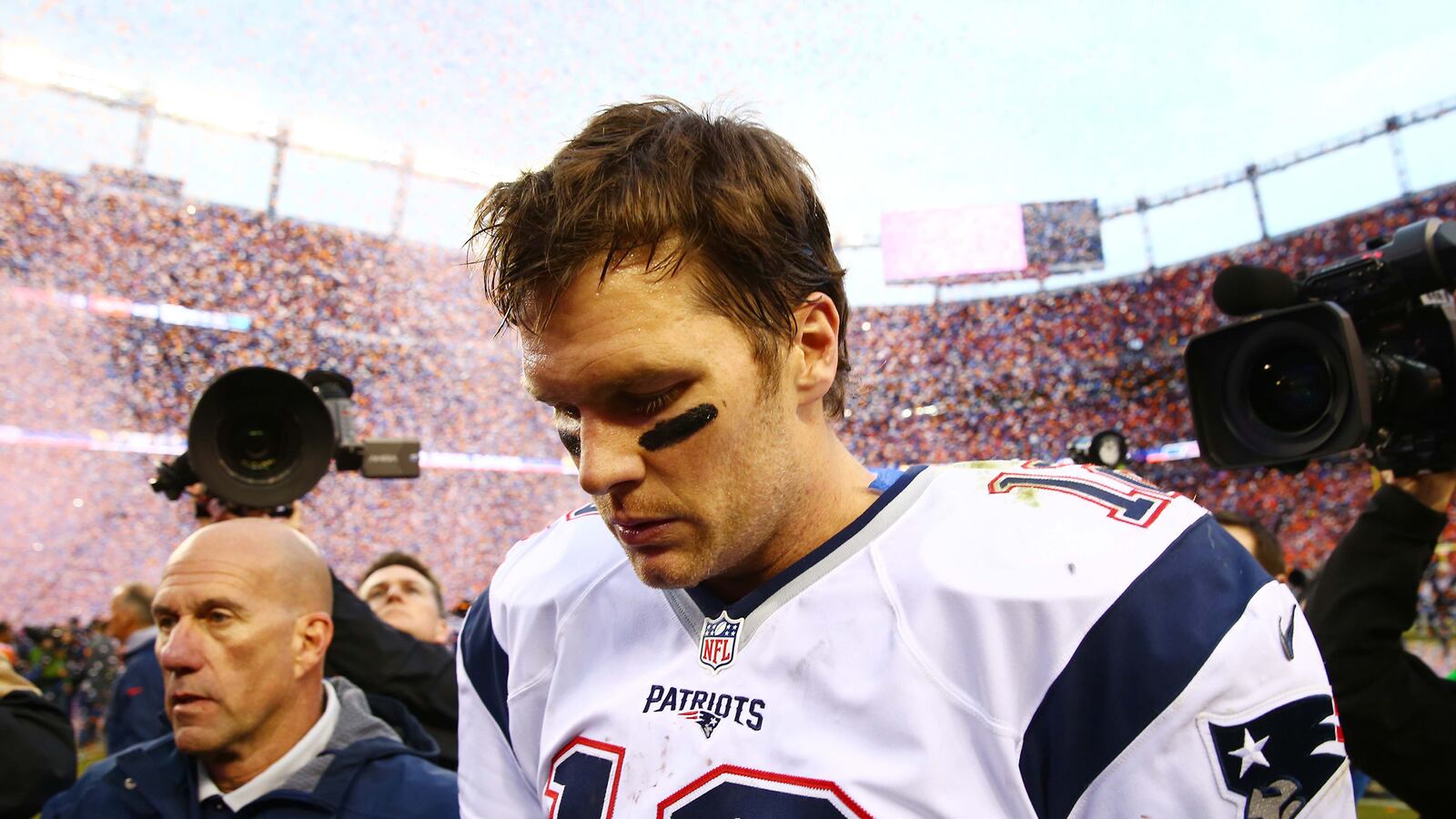 articles/2016/04/25/two-dumb-judges-sack-tom-brady-and-give-roger-goodell-godlike-powers/160425-collins-tom-brady-tease_twtemo