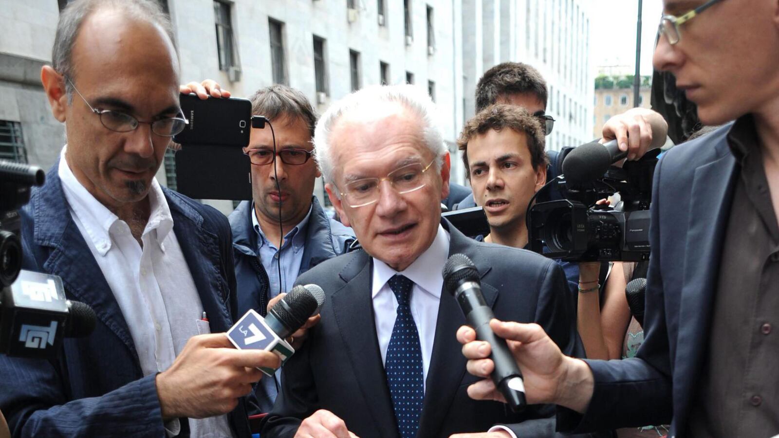 articles/2012/11/20/the-curious-case-of-berlusconi-s-money-man-s-kidnapping/berlusconi-accountant-kidnapped-nadeau-tease_ud8kxk