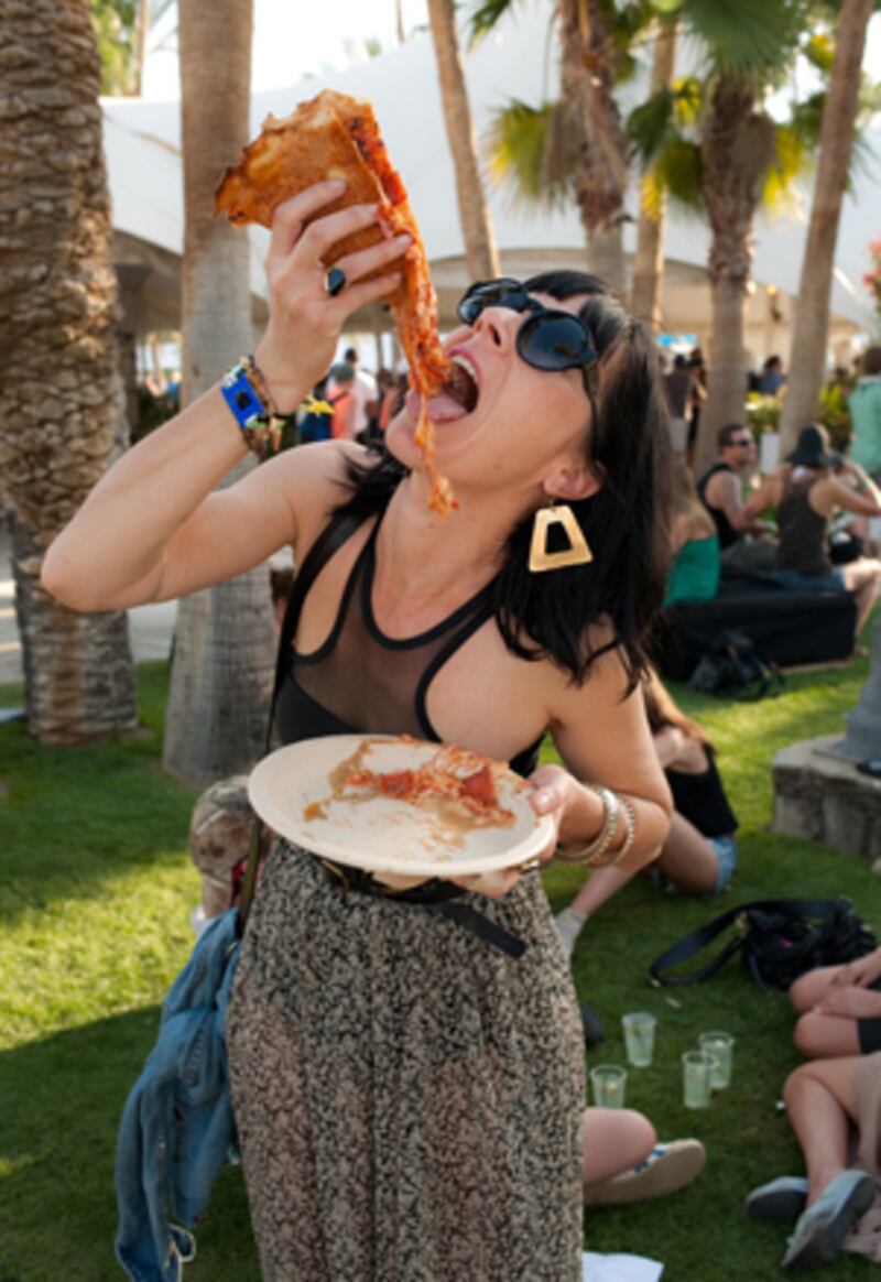 galleries/2011/04/16/2011-coachella/coachella-fans-23_xkqngf