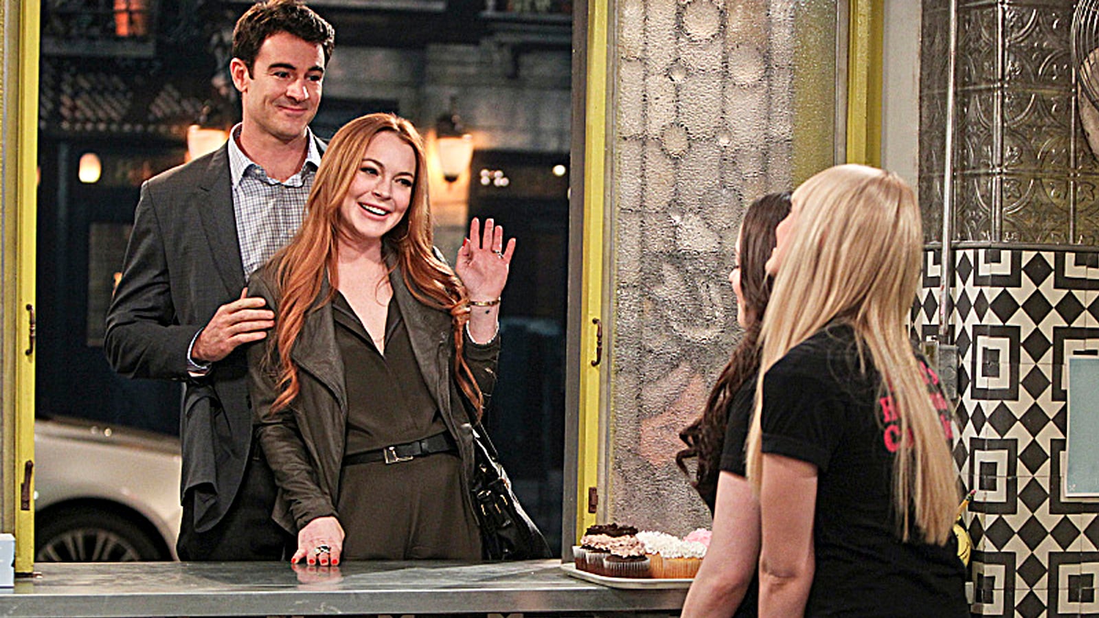 articles/2014/04/15/lindsay-lohan-s-funny-2-broke-girls-stint-proves-she-can-still-act/140414-two-broke-girls-tease_sjh1pj