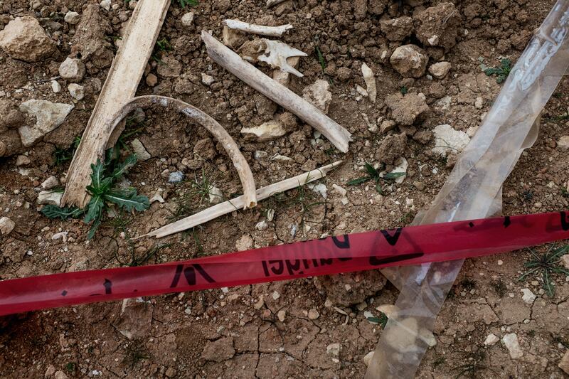 galleries/2015/03/19/uncovering-isis-s-mass-graves/150318-sayman-graves3_yi9rt4