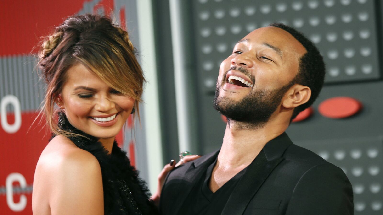 cheats/2015/10/12/chrissy-teigen-announces-pregnancy/151012-teigen-legend-pregnancy-cheat_fuqaze