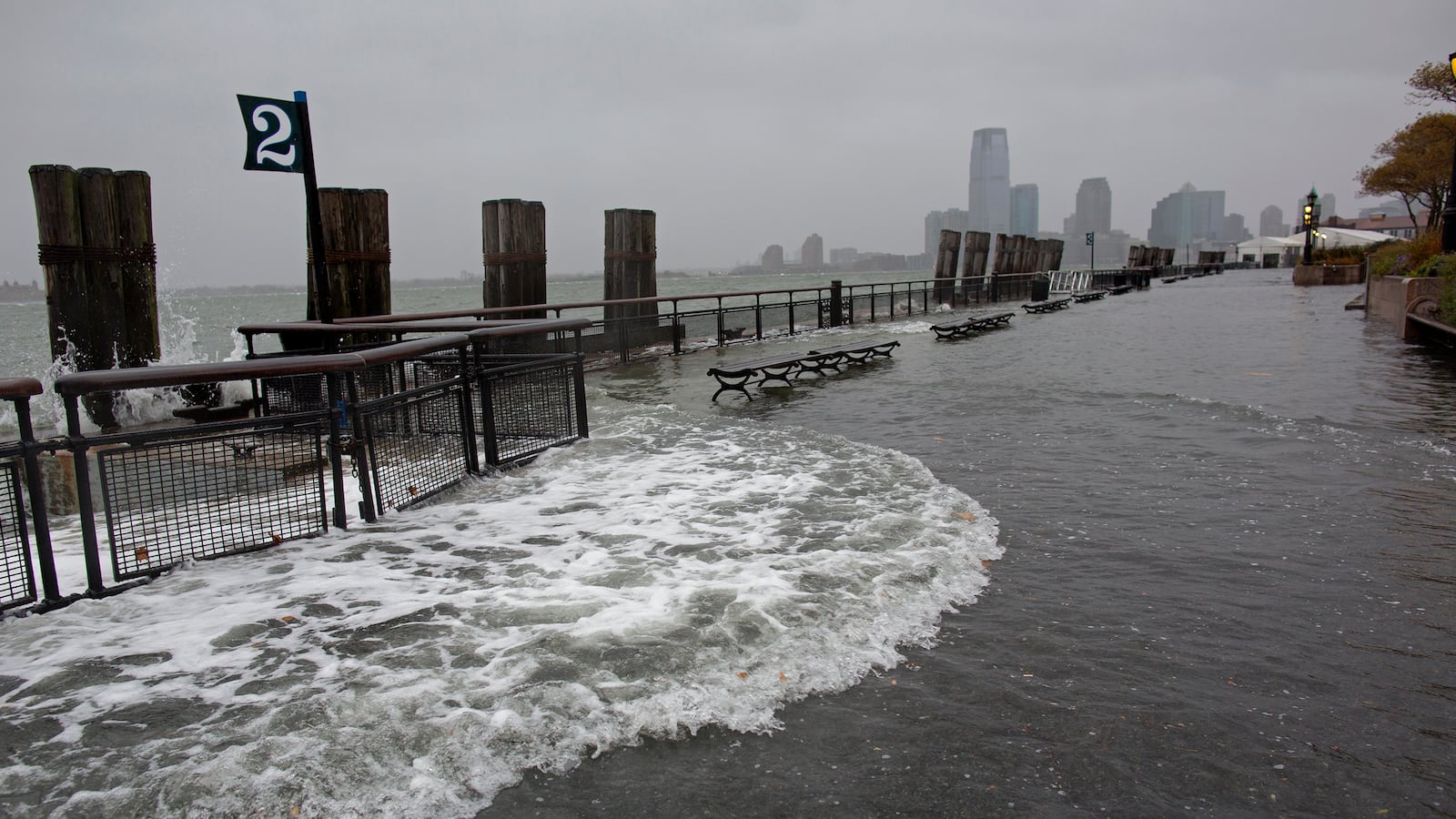 articles/2013/05/14/rockefeller-foundation-announces-100-million-project-to-make-cities-more-resilient/130513-green-rockerfeller-tease_olfgdp