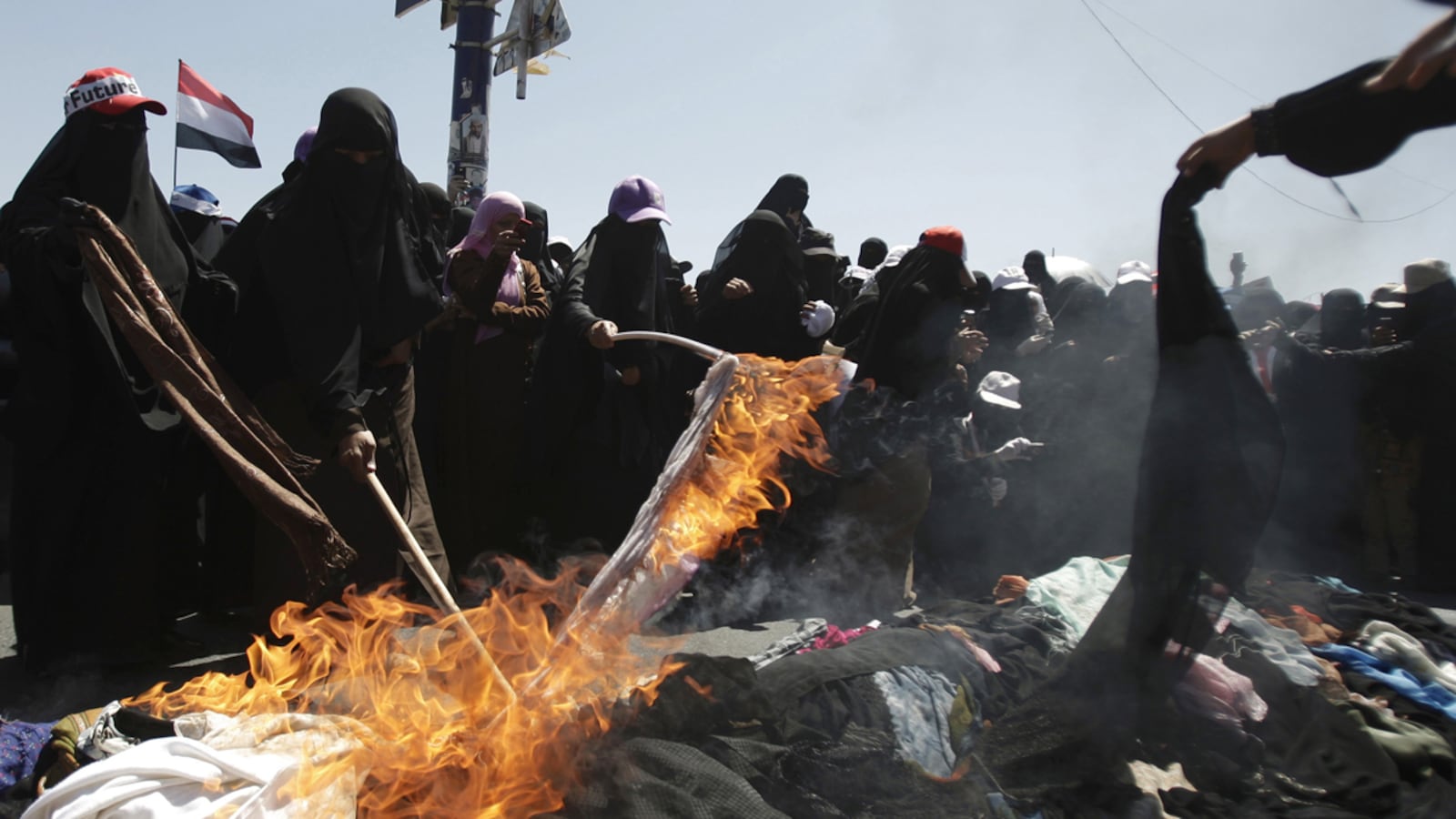 cheats/2011/10/26/yemen-women-burn-veils-in-protest/yemen-women-burning-veils-cheat_k8xkht